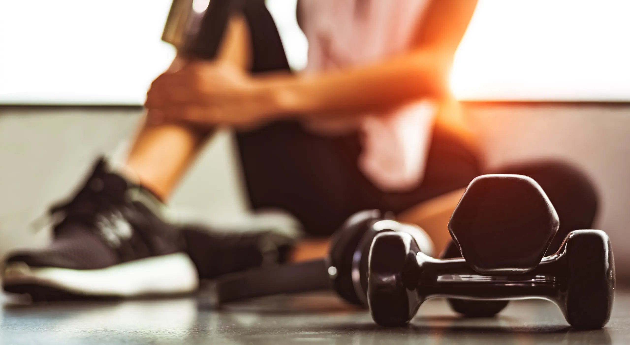 Mulher descansando no intervalo do treino com halter - Intentus